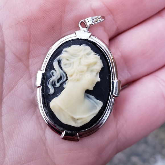 Mid-century Vintage Cameo Pendant - Picture 2 of 4